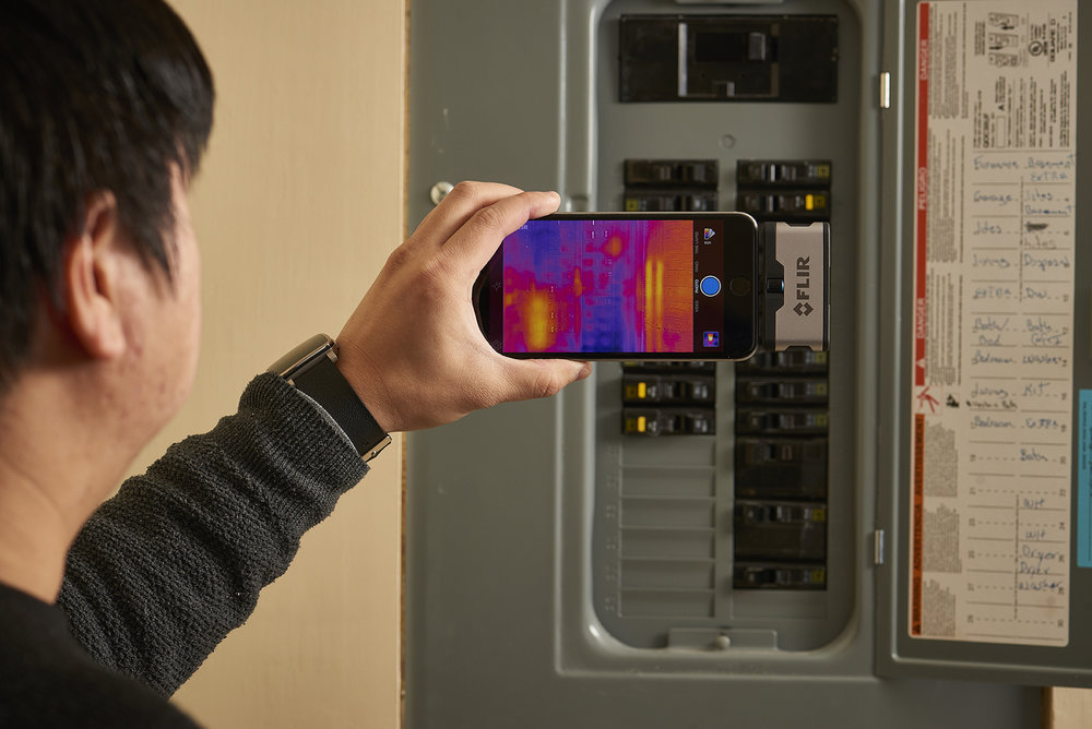 FLIR a lancé cinq nouvelles caméras thermiques lors du CES 2017 : les FLIR ONE de troisième génération, les caméras thermiques et visibles pour drones FLIR Duo et la caméra FLIR C3 robuste pour les professionnels